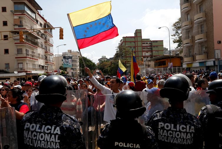 ONG diz que Venezuela vive emergência humanitária complexa Os partidários da oposição participam de uma manifestação contra o governo do presidente venezuelano Nicolas Maduro em Caracas
Falta de alimentos e remédios leva população a sair às ruas em protesto contra governo da Venezuela (Arquivo/Reuters/Carlos Garcia Rawlins/Direitos Reservados)