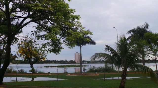 Meteorologia prevê quinta-feira chuvosa em Três Lagoas O céu amanheceu com muitas nuvens e, na parte da manhã, a temperatura não deve ultrapassar os 28°C. (Fotos: Ricardo Ojeda).