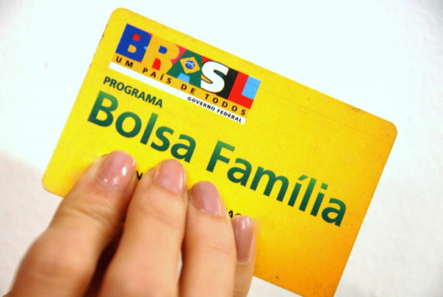 Dilma tem que equilibrar Orçamento para poupar Bolsa Família , diz relator A proposta de cortar R$ 10 bilhões do Bolsa Família (Foto:Reprodução)