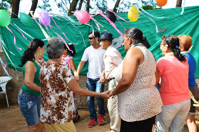 Os idosos que participaram do Carnaval, no “Tia Nega”. (Foto: Divulgação)