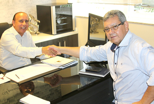 Daterra Empreendimentos é parceira no Brasileiro de Motocross Antonio Souza, da Daterra e Ojeda do Brasileiro de Motocross selam parceria (Foto: Nelson Roberto)