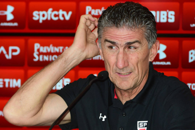 O técnico Edgardo Bauza não fez força para esconder sua irritação pela forma como o time caiu na Libertadores, na quarta (Foto: Gazeta Press)