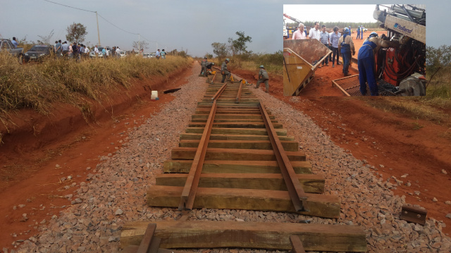 Quase à beira da BR-262, os trilhos já estão sendo colocados no desvio ferroviário; no detalhe, Márcia, Esmeraldo e Dirceu apreciam o serviço dos operadores da máquina de solda (Fotos: Ricardo Ojeda)