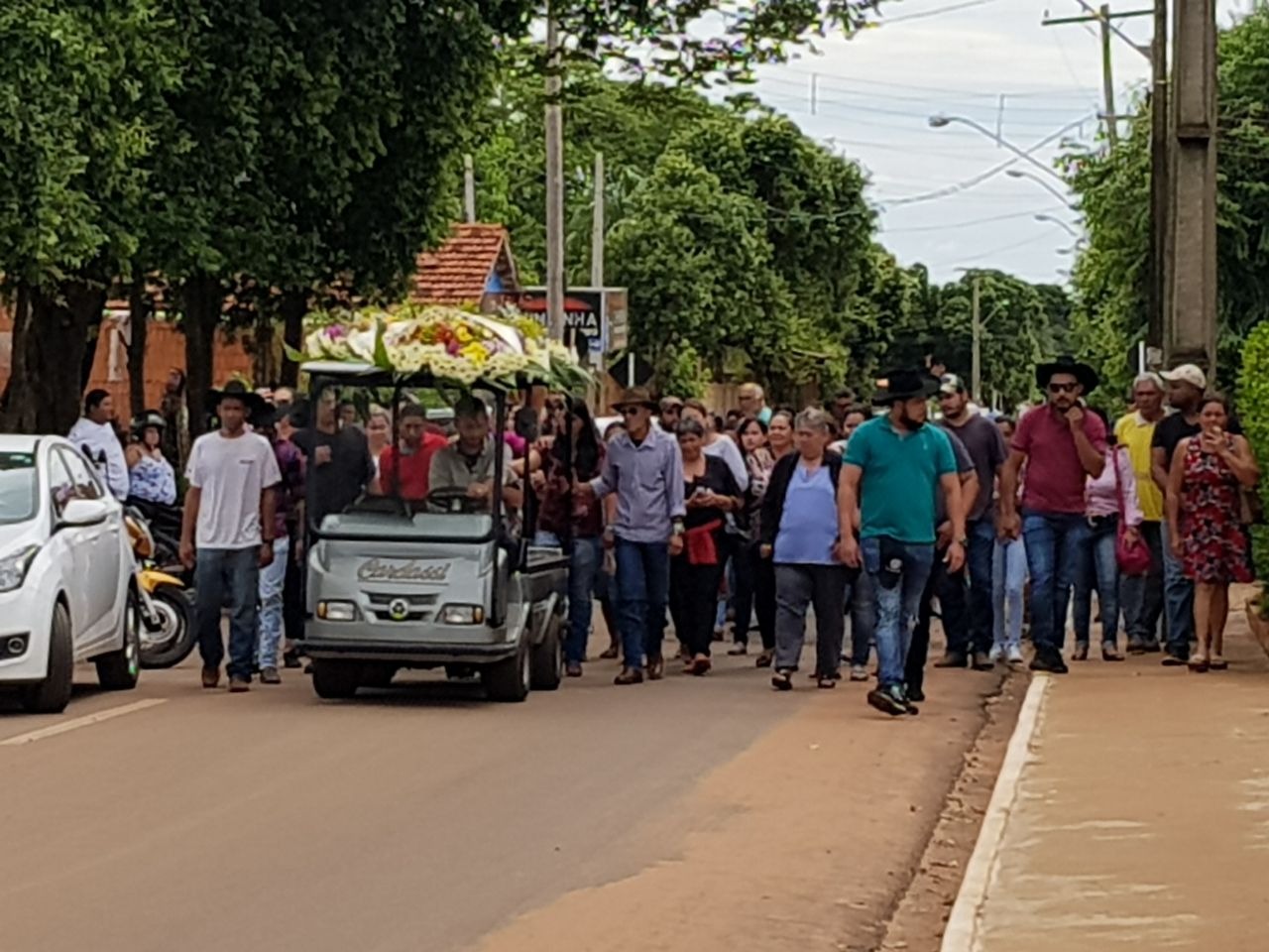 Homenagem e comoção marcam enterro de três-lagoense morta pelo ex Cortejo a caminho do cemitério. (Foto: Ricardo Ojeda/ Perfil News).