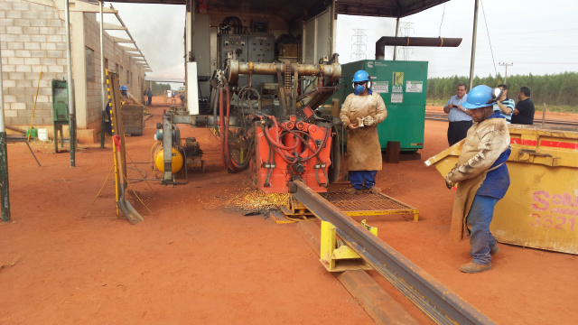 CMT avança serviços de construção do contorno ferroviário de Três Lagoas Durante a operação de soldagem dos trilhos, faíscas saem de dentro da máquina (Foto: Ricardo Ojeda)