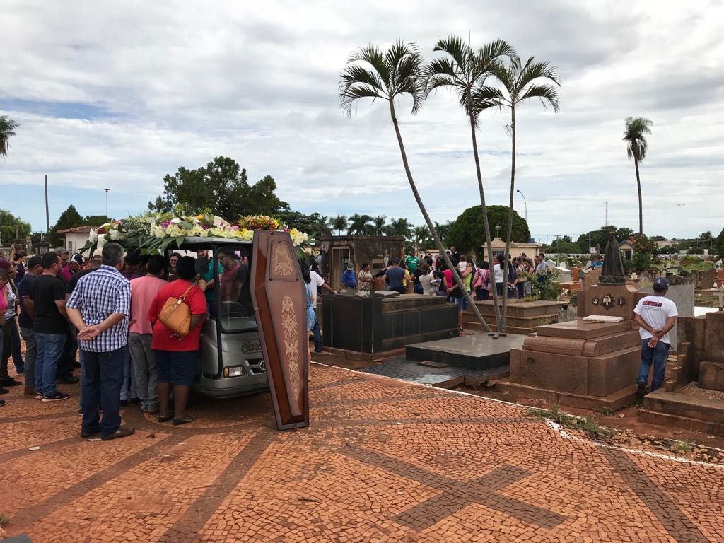 Homenagem e comoção marcam enterro de três-lagoense morta pelo ex (Foto: Perfil News).