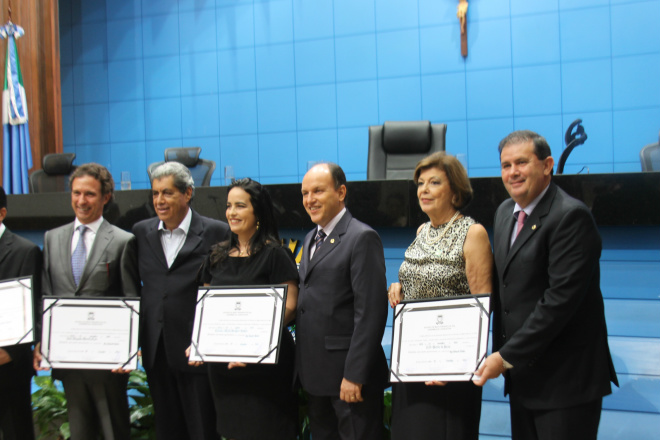 O governador André Puccinelli marcou presença na Assembleia Legislativa para prestigiar solenidade que homenageou cinco personalidades (Fotos: Ricardo Ojeda) 