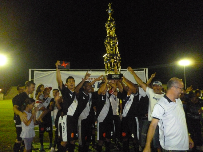 A vitória foi comemorada pelos jogadores 
Foto: Elisângela Ramos
