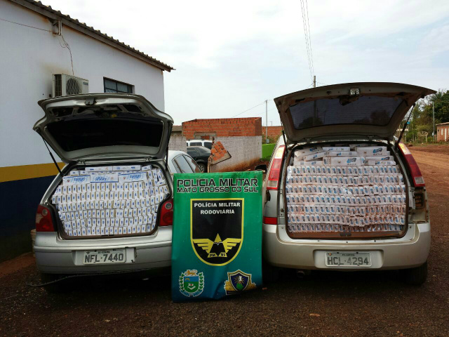 Polícia apreende dois veículos com cigarros contrabandeados O motorista um jovem de 22 anos foi preso (Foto: Divulgação/Assecom)