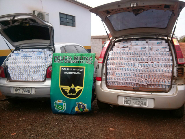 Polícia apreende dois veículos com cigarros contrabandeados Veículos e produtos foram apreendidos e serão encaminhados para a Receita Federal