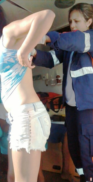 Mulher agredida recebendo atendimento pelo SAMU (Foto: Celso Daniel/Perfil News)
