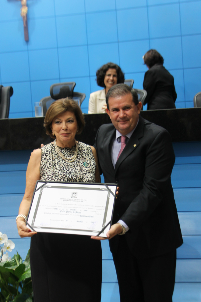 A professora Ledir Garcia de Souza no momento que recebeu o título outorgado pelo deputado Eduardo Rocha (Foto: Ricardo Ojeda)
