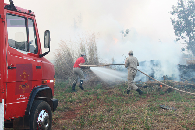 Fogo acidental consome quase uma quadra de capim e cerrado Bombeiros lutam contra o fogo (Foto: Jovem Sul News)