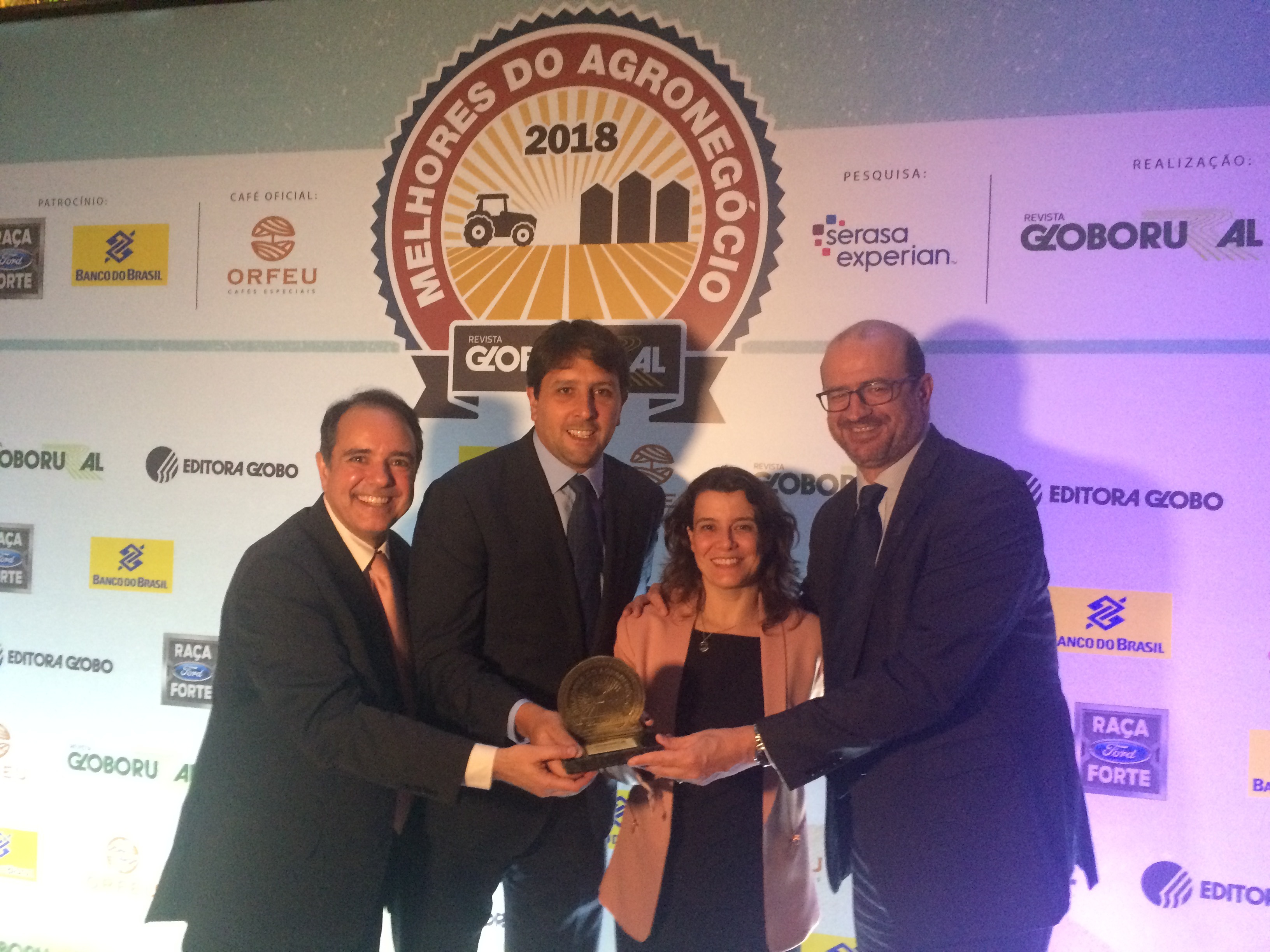 Fibria é campeã do setor de celulose e papel pelos anuários Época Negócios 360º e Melhores do Agronegócio 2018 Da esquerda para direita: Henrique Masili (gerente de Planejamento Corporativo), Rodrigo Leite (gerente-geral de Tesouraria), Guilherme Cavalcanti (diretor de Finanças e RI), Raquel Botinha (coordenadora de Comunicação Corporativa), Arvelino Cassaro (gerente Contábil) e André Gonçalves (gerente-geral de Controladoria). Foto: Divulgação