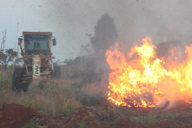 Fogo acidental consome quase uma quadra de capim e cerrado Uma máquina da Prefeitura fez aceiros para controle do fogo (Foto: Jovem Sul News)
