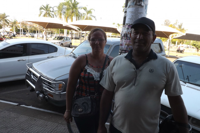 Consumidores reclamam do aumento “abusivo” de 35% na conta de energia elétrica Acompanhada do esposo, Juliana esperava uma loja do centro abrir as portas, quando foi abordada para falar do aumento da conta de luz: