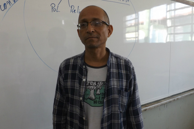 Consumidores reclamam do aumento “abusivo” de 35% na conta de energia elétrica O professor Conrado diz que a situação faz parte de acordo entre o governo e as concessionárias (Foto: Max Millian)