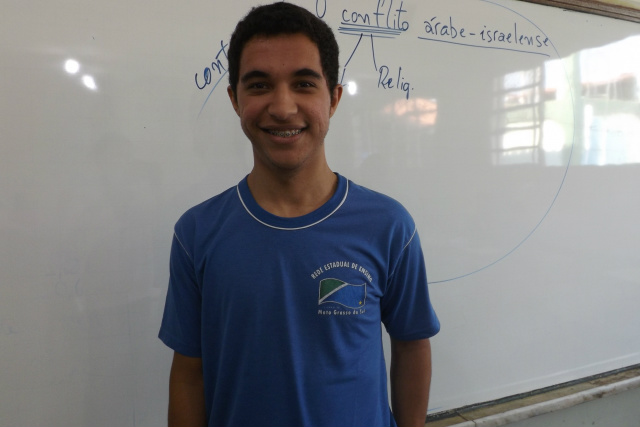 Consumidores reclamam do aumento “abusivo” de 35% na conta de energia elétrica O estudante Lucas exige mais qualidade no serviço prestado pela concessionária de energia elétrica (Foto: Max Millian)