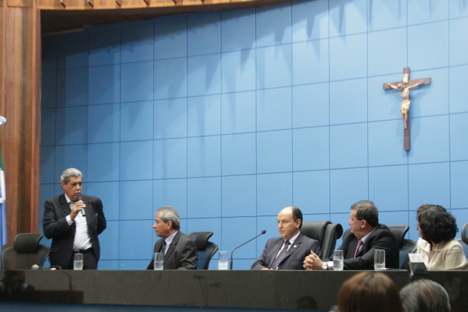 André Puccinelli participou da solenidade e saudou os homenageados (Foto: Ricardo Ojeda)