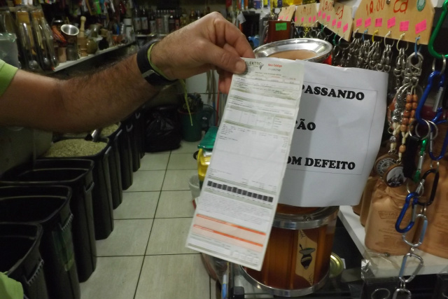 Consumidores reclamam do aumento “abusivo” de 35% na conta de energia elétrica A reclamação sobre o aumento nas contas de energia elétrica é geral entre os consumidores três-lagoenses (Foto: Léo Lima)