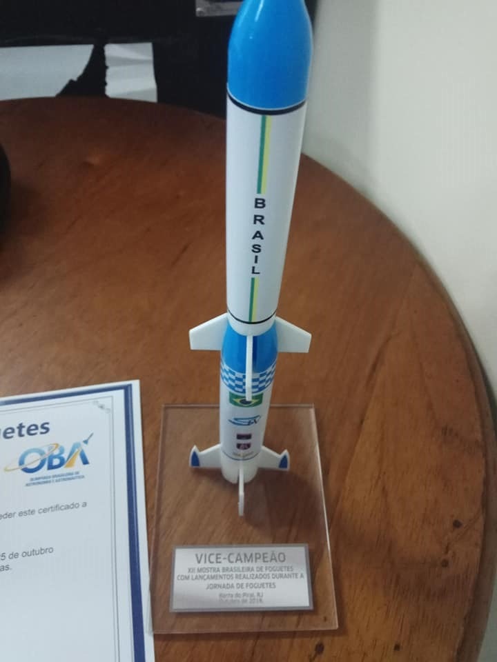 Equipe de Três Lagoas é vice-campeã na Jornada Nacional de Foguetes Foguete construído pelo trio foi a 142m de altura. Foto: Arquivo Pessoal.