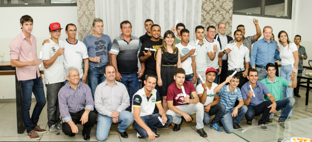 A empresa concluiu a qualificação de 16 jovens como mecânico de máquinas florestais (Foto: Divulgação/Assecom)