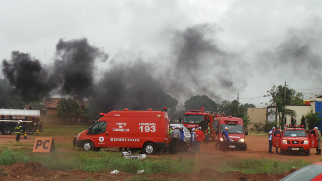 Corpo de Bombeiros forma equipe para atender ocorrências de grandes proporções Foi demonstrado um cenário de colisão, entre dois veículos, um caminhão que carregava produtos químicos e um ônibus escolar que transportava crianças, no qual houve feridos (Fotos: Ricardo Ojeda)
