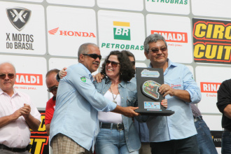 Organizadores locais entregam troféu de agradecimento para a prefeita de Três Lagoas, Márcia Moura.