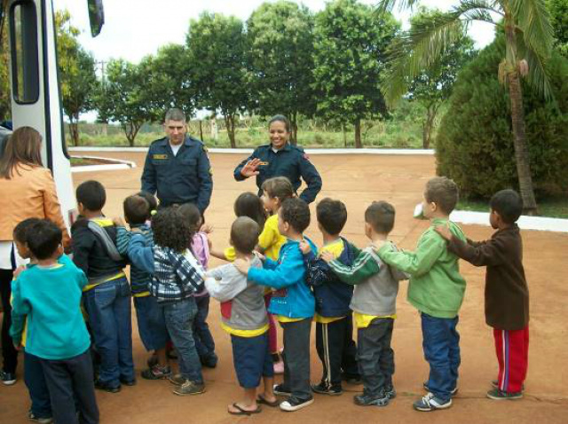 A aproximação do publico infantil com a policia e muito importante para que elas cresçam com uma imagem positiva da Instituição (Foto: Divulgação/PM MS)