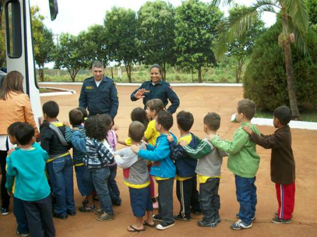 A aproximação do publico infantil com a policia e muito importante para que elas cresçam com uma imagem positiva da Instituição (Foto: Divulgação/PM MS)