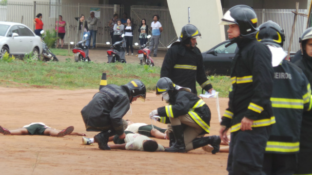 Durante a simulação, o atendimento às vítimas foi prestado por equipes do Corpo de Bombeiros e de seguranças, totalizando 16 componentes (Foto: Ricardo Ojeda)