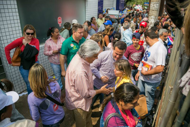 Junto com o companheiro Ricardo Ayache, candidato ao Senado, Delcídio caminha sua campanha rumo ao governo de MS (Foto: Divulgação)
