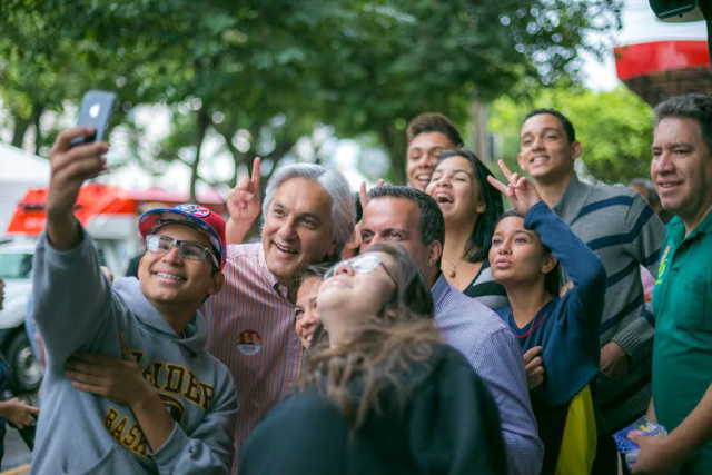 Em todas as cidades por onde passa, a simpatia de Delcídio atrai o eleitorado, principalmente os jovens que buscam 