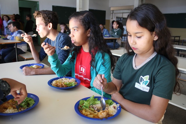 Mais de 31 mil refeições diárias serão distribuídas na merenda escolar da REME de Três Lagoas em 2018 O cardápio é constantemente avaliado e adequado de acordo com as especificidades de cada idade (Foto/Assessoria)