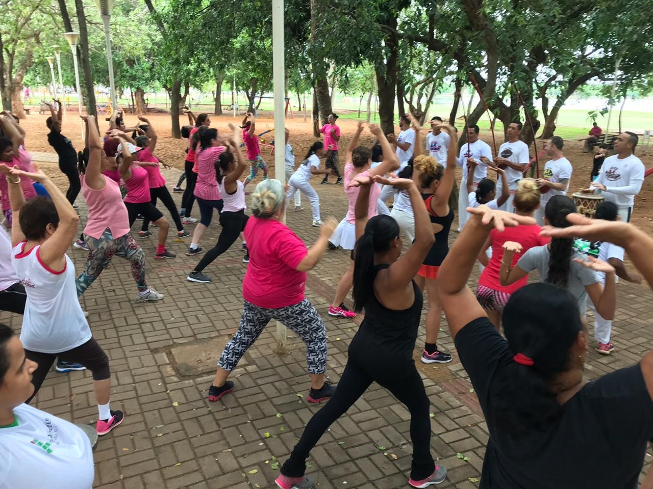 SEJUVEL promove ação de saúde e conscientização em alusão ao Outubro Rosa Capoeira e zumba foram atrações na Lagoa. Foto: Divulgação.