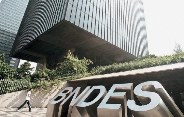 Linha de crédito do BNDES cai em R$ 30,5 bi De 2008 a 2014, o Tesouro Nacional colocou cerca de R$ 450 bilhões no BNDES. (Foto: Divulgação)