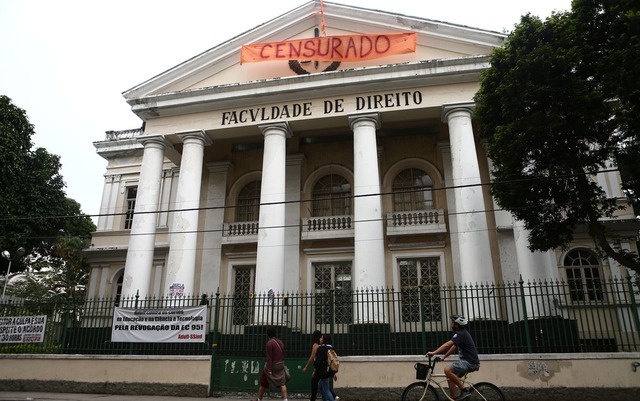 Universidades públicas são alvos de operações da Justiça Eleitoral em sete estados Faixa com a palavra 'censurado' é colocada na fachada da Faculdade de Direito da Universidade Federal Fluminense, em Niterói, no RJ, nesta sexta-feira, 26 — Foto: Fábio Motta/Estadão Conteúdo