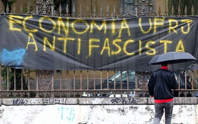 Universidades públicas são alvos de operações da Justiça Eleitoral em sete estados Faixa colocada na fachada da Faculdade de Economia da Universidade Federal do Rio de Janeiro (UFRJ), em Botafogo, na zona sul do Rio — Foto: Fábio Motta/Estadão Conteúdo