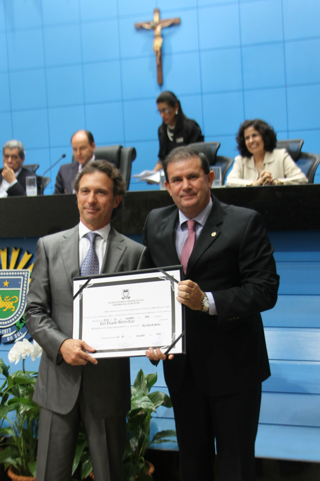 O empresário, diretor da Metalfrio, Luiz Eduardo Moreira Caio quando recebia seu título entregue pelo deputado Eduardo Rocha (Foto: Ricardo Ojeda)