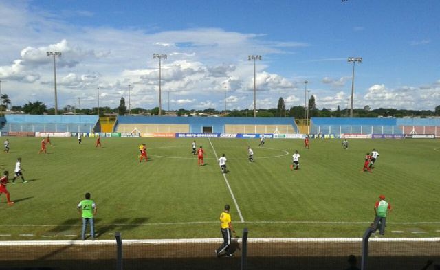 Partida entre Misto e Comercial, no sábado passado, no Estádio Jaques da Luz, em Campo Grande (Foto: G1 MS)