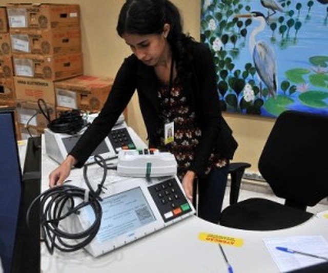 TRE dobra número de juízes no 2º turno das eleições Movimento de entrega de urnas eletrônicas no TRE, nesta sexta-feira - Foto: Valdenir Rezende / Correio do Estado