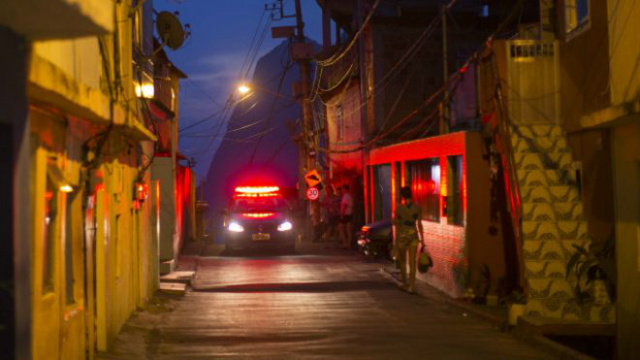 Segundo pesquisa, sensação de segurança do brasileiro ao sair de casa à noite é muito mais baixa do que em outros países da OCDE. (Foto: BBC Brasil).