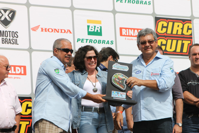 Ricardo Ojeda e Totó entregaram para a prefeita, Márcia Moura, um troféu de agradecimento.