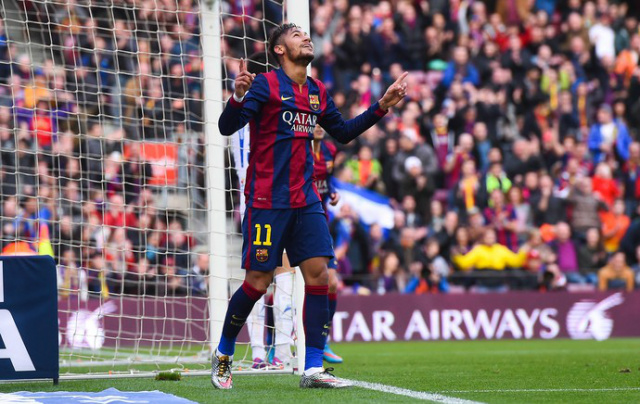 Neymar sorri e agradece ao céu ao fazer o primeiro gol do Barcelona sobre o Levante (Foto: Getty Images)