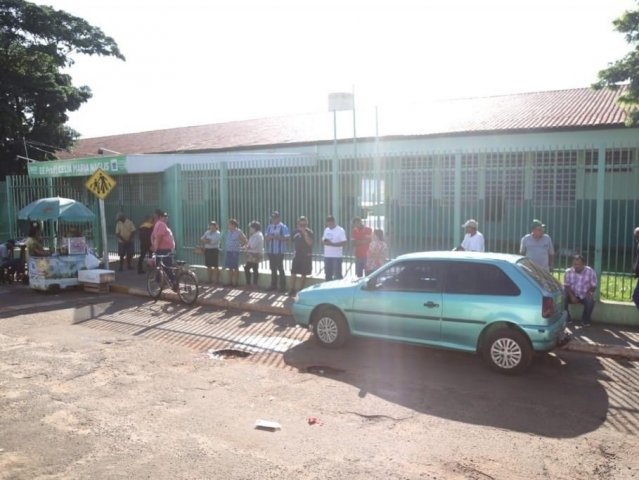 Votação começa tranquila sem prisões e problemas em urnas, diz TRE Fila de eleitores na Escola Estadual Célia Maria Náglis neste domingo (dia 28). (Foto: Paulo Francis).