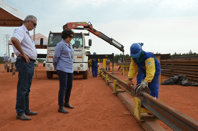 Prefeita faz visita técnica às obras do Contorno Ferroviário Atualmente, a obra emprega cerca de 150 trabalhadores empenhados no término do aterramento que liga os trilhos aos pontilhões sobre a BR-158 e outras vicinais (Foto: Divulgação/Assecom)