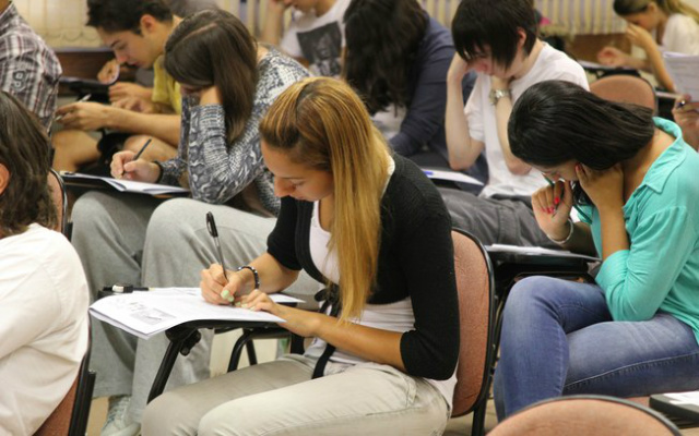 Veja os cinco temas mais cotados para redação do Enem Candidatos que irão prestar o Enem 2015 farão as provas no próximo sábado (24) e domingo (25). (Foto: Divulgação)