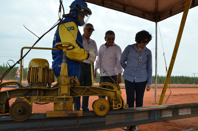 Prefeita faz visita técnica às obras do Contorno Ferroviário Na ocasião, os engenheiros especificaram o que está sendo e o que ainda será feito para que a obra seja concluída até dezembro, exigência e meta pessoal estabelecida pelo governado André Puccinelli (PMDB) (Foto: Divulgação/Assecom)