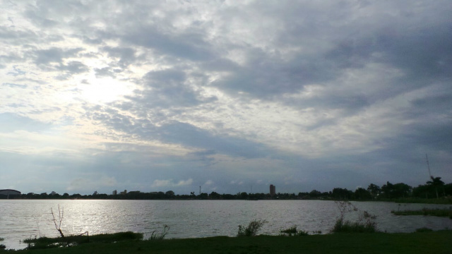 Três Lagoas amanhece nublada e com 23°; pode chover Céu amanheceu coberto por nuvens. A meteorologia também prevê pancadas de chuva a qualquer hora do dia. (Fotos: Ricardo Ojeda).