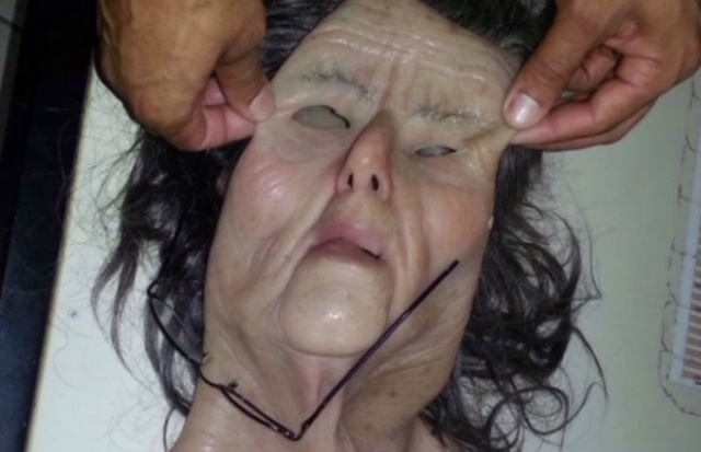Máscara usada por preso tinha traços de uma mulher idosa (Foto: Reprodução/TV Anhanguera)
